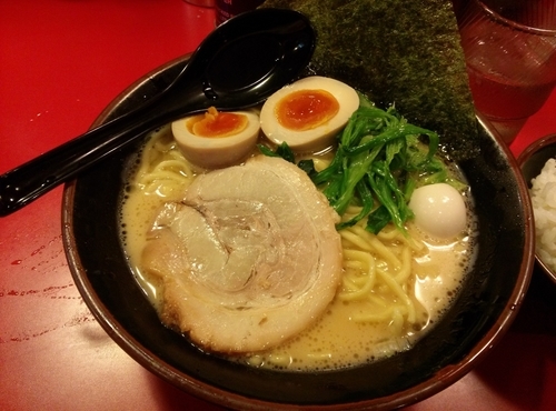 「ラーメン並  味玉(サービス券使用)  ライス小」@横浜家系ラーメン 府中大和家の写真