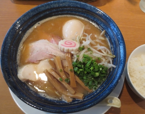 「醤油ラーメン＋サービス味玉＋サービス小ライス　780円」@K’s Gardenの写真