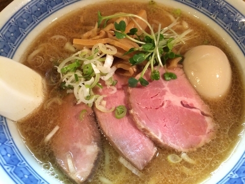 「ラーメン（700円）特増しとエビスビールお通し付き」@燦燦斗の写真