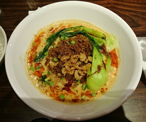 「汁あり担担麺（普通） 900円＋小ライス 100円」@汁なし担担麺 ピリリの写真