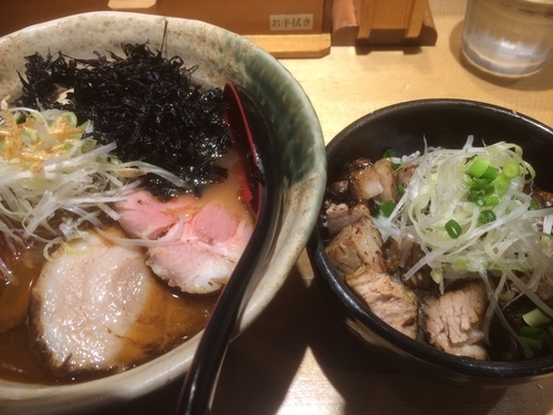 「得特製焼きあご塩ラーメン+和風チャーシュー丼」@焼きあご塩らー麺 たかはし 新宿本店の写真