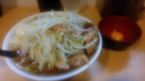 「小ラーメンブタ入りニンニクアブラカラメ生卵」@豚星。の写真