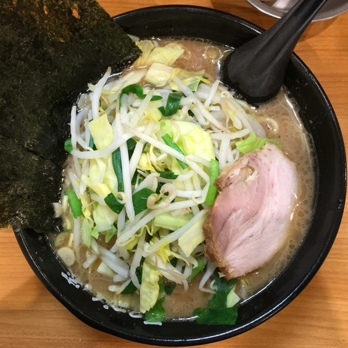 「【土日限定】野菜ラーメン750円（カタめ）」@横浜ラーメン てっぺん家 元住吉店の写真