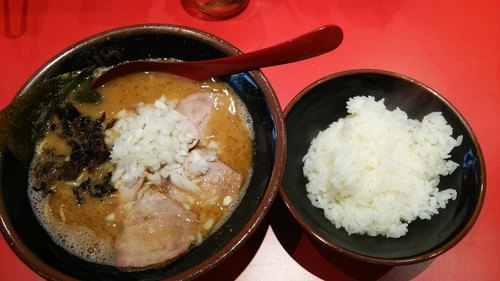 「豚骨醤油チャーシュー+替え玉+無料ライス」@ラーメン 小太郎の写真