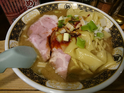 「ローストポーク煮干しラーメン」@すごい煮干ラーメン凪 新宿ゴールデン街店 本館の写真