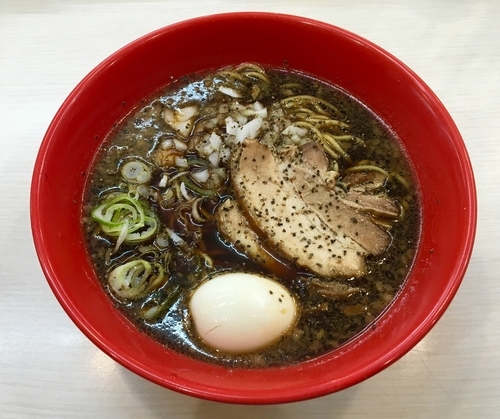 「日の出ブラック 680円 + 味玉 100円」@日の出らーめん 炎上の写真
