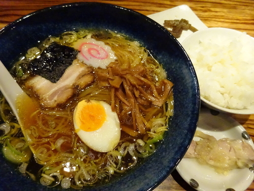 「ラーメン 780円 ＋ ライスセット（小皿付） 100円」@ラーメンバル 青の写真