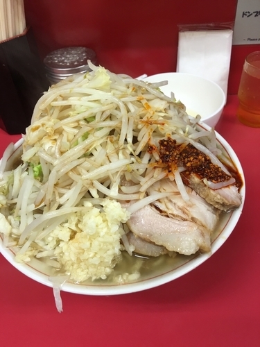 「大豚ニンニク多めヤサイカラメラー油＋生卵」@ラーメン二郎 千住大橋駅前店の写真