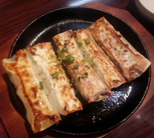 「名物鉄鍋ゴマ棒餃子453円」@中華美食屋の写真