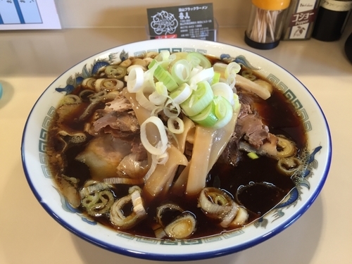 「富山ブラックラーメン大盛り麺硬めネギ多め」@喜八の写真