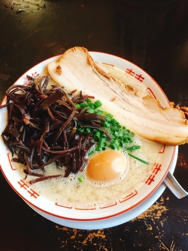 「キクラゲ塩の豚骨らーめん」@中華そば専門 めんやいただきの写真