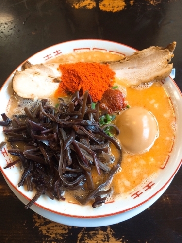 「キクラゲ赤鬼豚骨らーめん 辛3」@中華そば専門 めんやいただきの写真