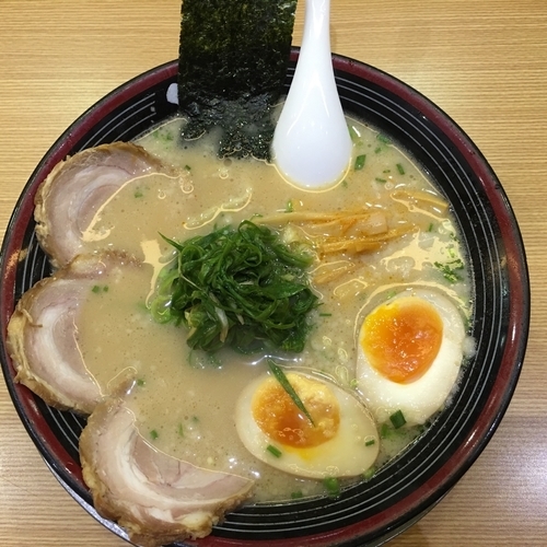「東京とんこつラーメン丸得入り」@屯ちん 池袋本店の写真