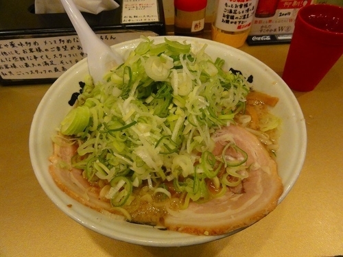 「しょうゆラーメン750円中盛50円　メンマ薬味マシ」@超ごってり麺 ごっつ 秋葉原店の写真