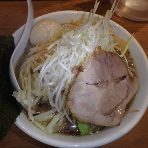 「野菜たっぷり正油らーめん(800円)、煮玉子(クーポン)」@ラーメン 嘉祥の写真