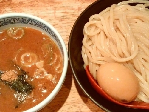「つけ麺（中盛）＋半熟玉子」@つけ麺専門店 三田製麺所 新橋店の写真