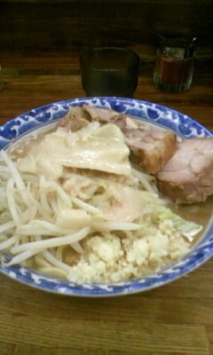 「小ラーメン豚入り(ヤサイ少なめ、ニンニク、アブラ)930円」@ラーメン二郎 新小金井街道店の写真