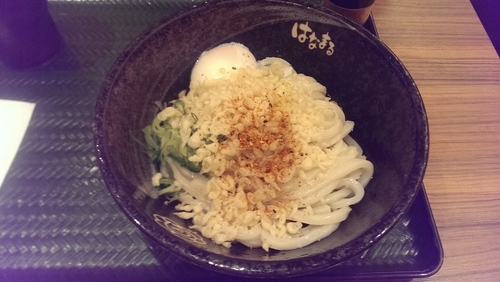 「温玉ぶっかけうどん、中盛、冷」@はなまるうどん 京王グリナード店の写真