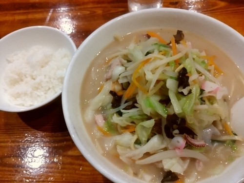 「長崎ちゃんぽん900円+ｻｰﾋﾞｽ小ﾗｲｽ」@長崎ちゃんぽん皿うどん どんくの写真