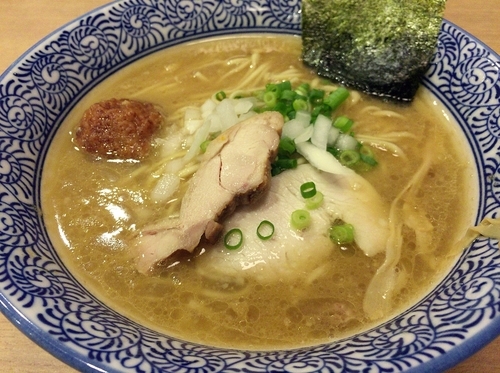 「濃厚醤油鶏白湯そば（８１０円）」@濃厚鶏そば 一鶏 ララガーデン川口店の写真