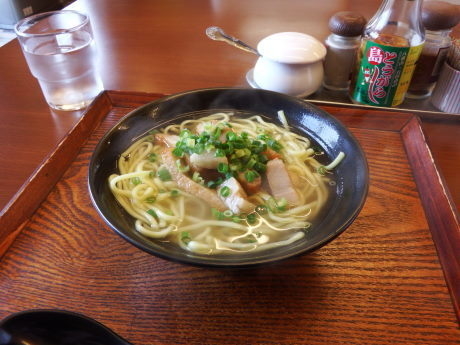 「沖縄そば（八重山風）ハーフ」@沖縄そば 芭蕉庵の写真
