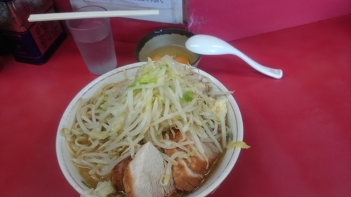 「ぶた5枚入り大ラーメン、野菜、ニンニク、生卵（2つ）」@ラーメン二郎 環七一之江店の写真