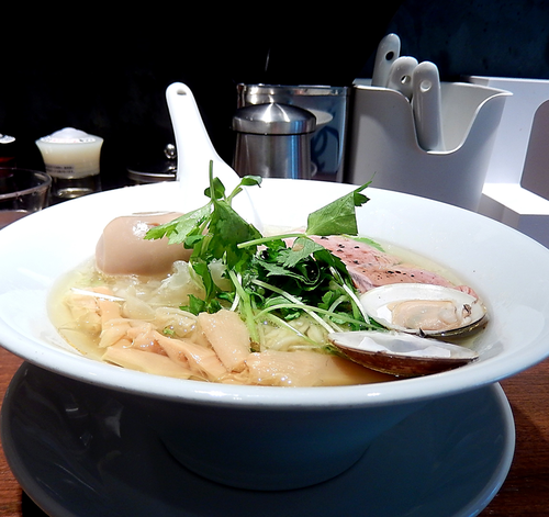 「赤鶏と蛤の淡麗中華そば（塩）＋味玉（880円）」@麺屋 ねむ瑠の写真