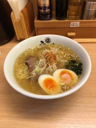 「味玉塩らーめん」@塩専門 ひるがお 東京駅店の写真