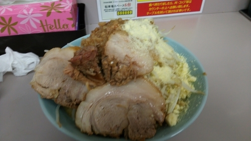 「中ラーメン 野菜普通 豚マシ アブラマシ 粉チーズ」@立川マシマシ 足利総本店の写真