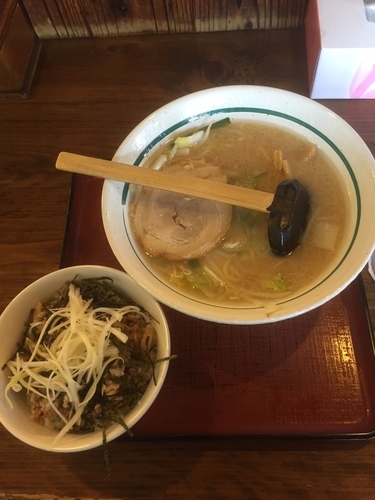 「とんこつらーめん+日替わりランチ」@ちゃあしゅう屋 松本南店の写真