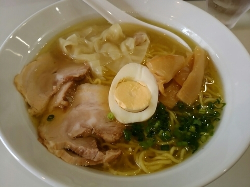 「塩ワンタンメン700円+半ラージャ玉50円」@再来軒の写真