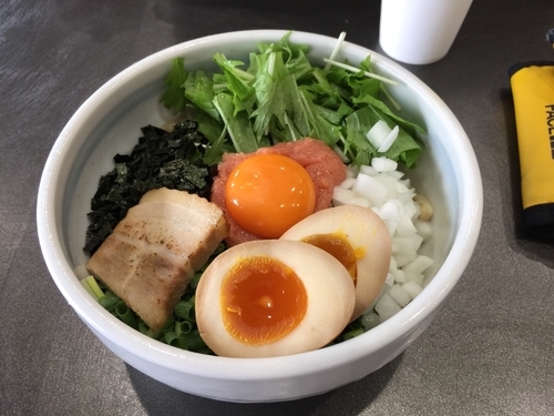 「クリーミー明太子まぜそば 900円+終日ごはん無料」@てっぺん 一宮分店の写真