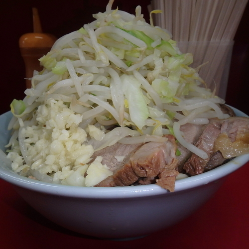 「小ラーメン豚入り(790円)(ヤサイニンニク)」@ラーメン二郎 中山駅前店の写真