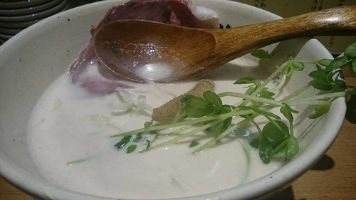 「牛白湯ラーメン　７８０円」@牛骨ラーメン ぶっこ志 北浜店の写真