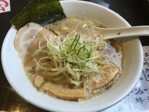 「魚介しょうゆラーメン_鯵_背脂あり（大盛）」@俺らラーメン ちょもらんまの写真