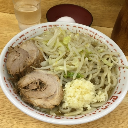 「小 野菜少なめ ニンニク 生卵」@ラーメン二郎 環七新新代田店の写真