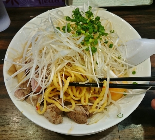 「辛味まぜそば（中辛） 800円」@稲荷屋の写真