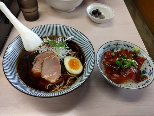 「冷やし黒醤油800円＆マグロ丼400円」@中華そば よしかわの写真