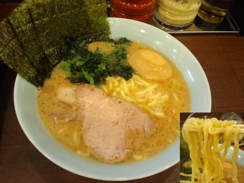 「ラーメン並700円 味玉100円」@寿々㐂家 曙町店の写真