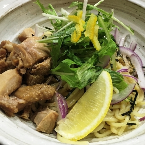 「冷や塩油そば+半ライス」@麺's Bar モグの写真