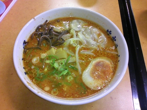 「旨辛味噌ラーメン　+辛味（2辛）+　赤替玉」@筑豊ラーメン 山小屋 メルクス新習志野店の写真