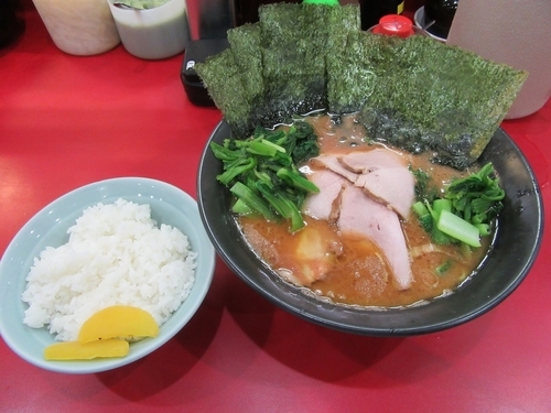 「チャーシューメン中盛（９３０円）＋青菜＋海苔＋ライス」@杉田家 千葉祐光店の写真