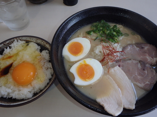 「得のせ鶏そば(900円)、玉子かけごはん(200円)」@麺処 いつかの写真