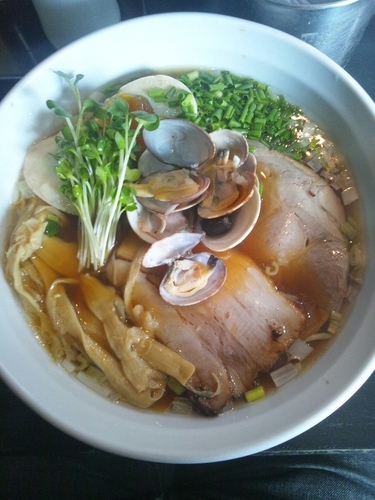 「琥珀醤油麺（味玉トッピング）」@らぁめん こはくの写真