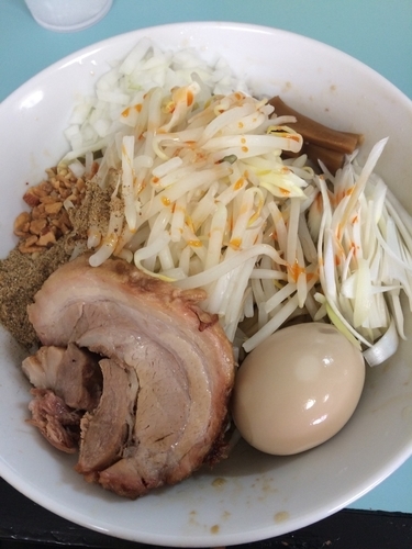 「油そば850円 たまこ100円  たまねぎ 魚粉」@らーめん☆王子の写真