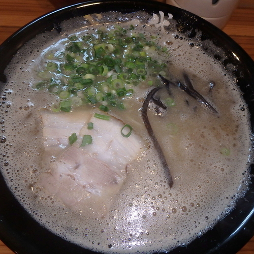 「ラーメン(630円)(カタ)、替玉(100円)(バリ)」@博多一成一代の写真