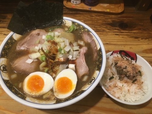 「すごい煮干ラーメンと漁師飯セット1250円、飲めるっ酢200円」@すごい煮干ラーメン凪 新宿ゴールデン街店 本館の写真