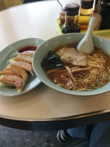 「らーめん300円 ぎょうざ150円」@うめ〜や! 夢屋の写真