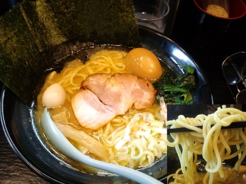 「醤油豚骨味玉ラーメン大盛980円固め油多め」@ゴル麺。 横浜2号店の写真