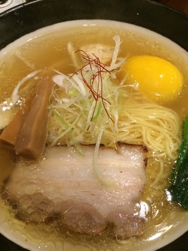 「しおそば ＋黄金玉子」@焙煎汐蕎麦処 金字塔の写真